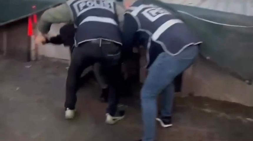 K&uuml;mesten gelen &ouml;ks&uuml;r&uuml;k sesi, 44 yıl hapis cezası olan firariyi yakalattı