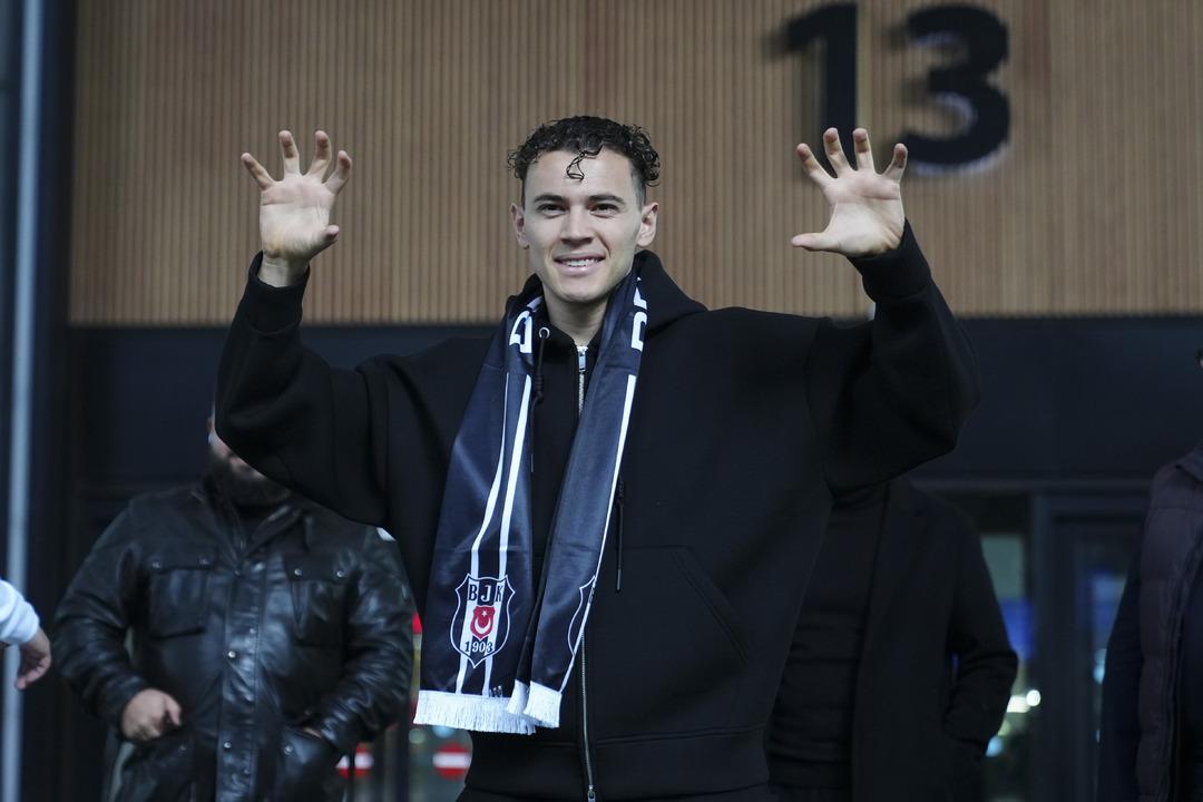 Arnavut futbolcu Kristjan Asllani, Beşiktaş i&ccedil;in İstanbul da 1