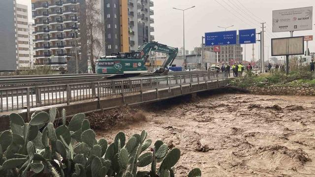 Erdemli&rsquo;de şiddetli yağış sele neden oldu 2