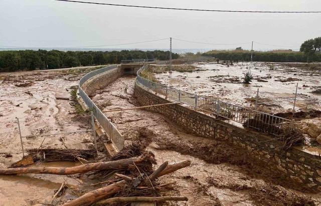 Erdemli&rsquo;de şiddetli yağış sele neden oldu 4