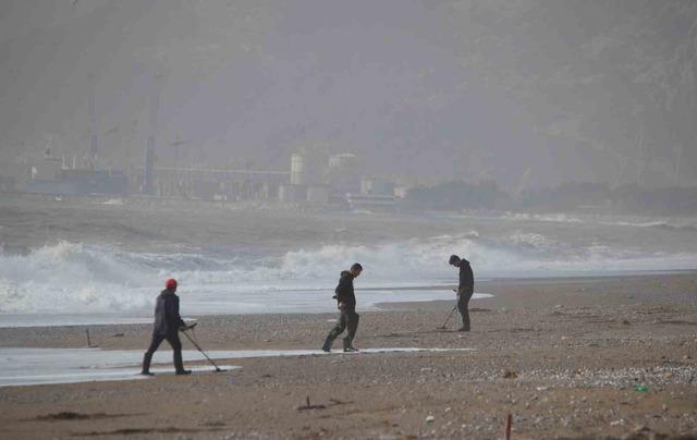 Bir hafta aradan sonra g&uuml;neşi g&ouml;ren Antalyalılar sahile akın etti 10