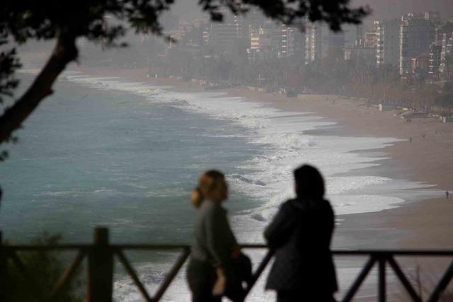 Bir hafta aradan sonra g&uuml;neşi g&ouml;ren Antalyalılar sahile akın etti 9