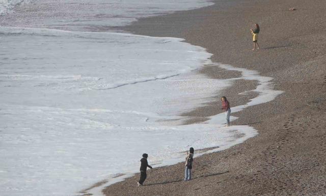 Bir hafta aradan sonra g&uuml;neşi g&ouml;ren Antalyalılar sahile akın etti 8