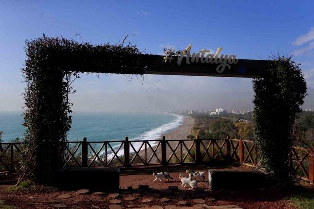 Bir hafta aradan sonra g&uuml;neşi g&ouml;ren Antalyalılar sahile akın etti 6