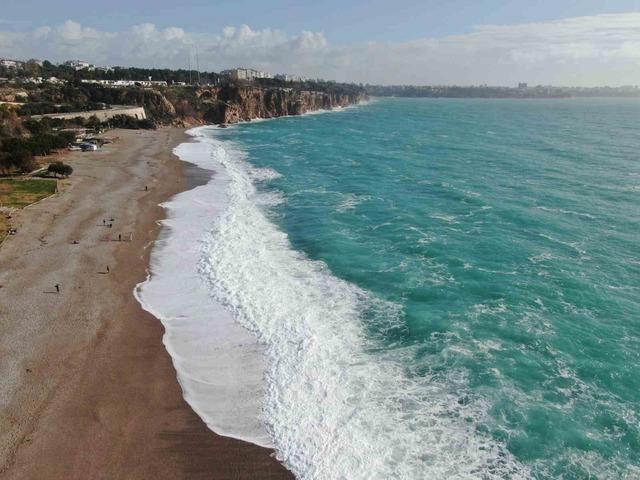 Bir hafta aradan sonra g&uuml;neşi g&ouml;ren Antalyalılar sahile akın etti 5