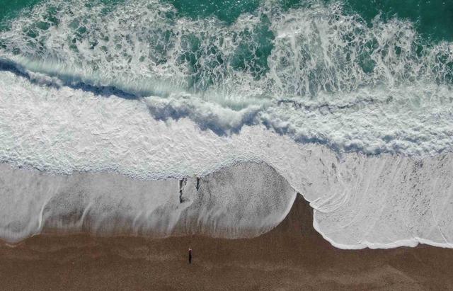 Bir hafta aradan sonra g&uuml;neşi g&ouml;ren Antalyalılar sahile akın etti 4