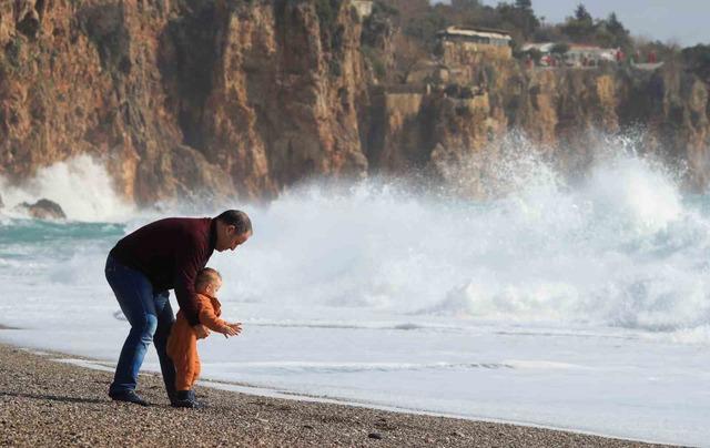 Bir hafta aradan sonra g&uuml;neşi g&ouml;ren Antalyalılar sahile akın etti 3
