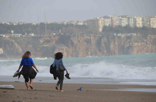 Bir hafta aradan sonra g&uuml;neşi g&ouml;ren Antalyalılar sahile akın etti 1