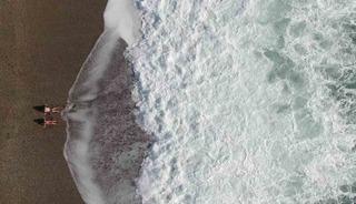 Bir hafta aradan sonra g&uuml;neşi g&ouml;ren Antalyalılar sahile akın etti