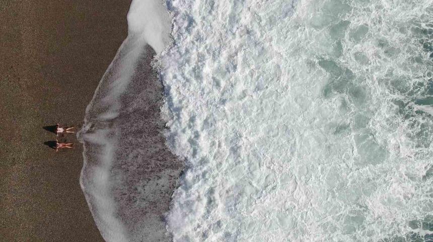 Bir hafta aradan sonra g&uuml;neşi g&ouml;ren Antalyalılar sahile akın etti