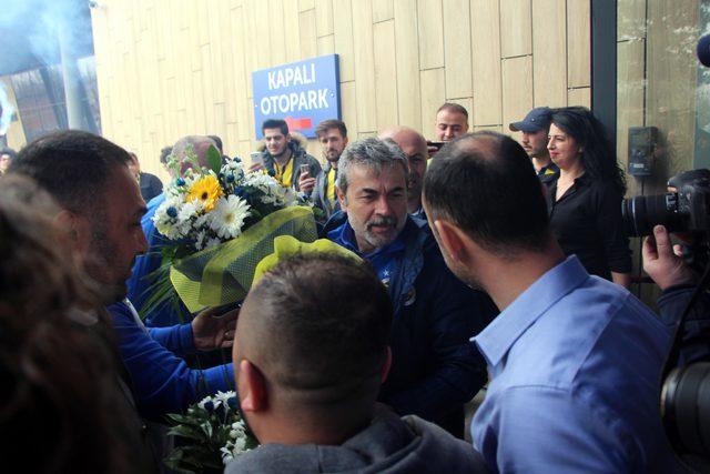 Fenerbahçe kafilesi Bolu'da çiçeklerle karşılandı