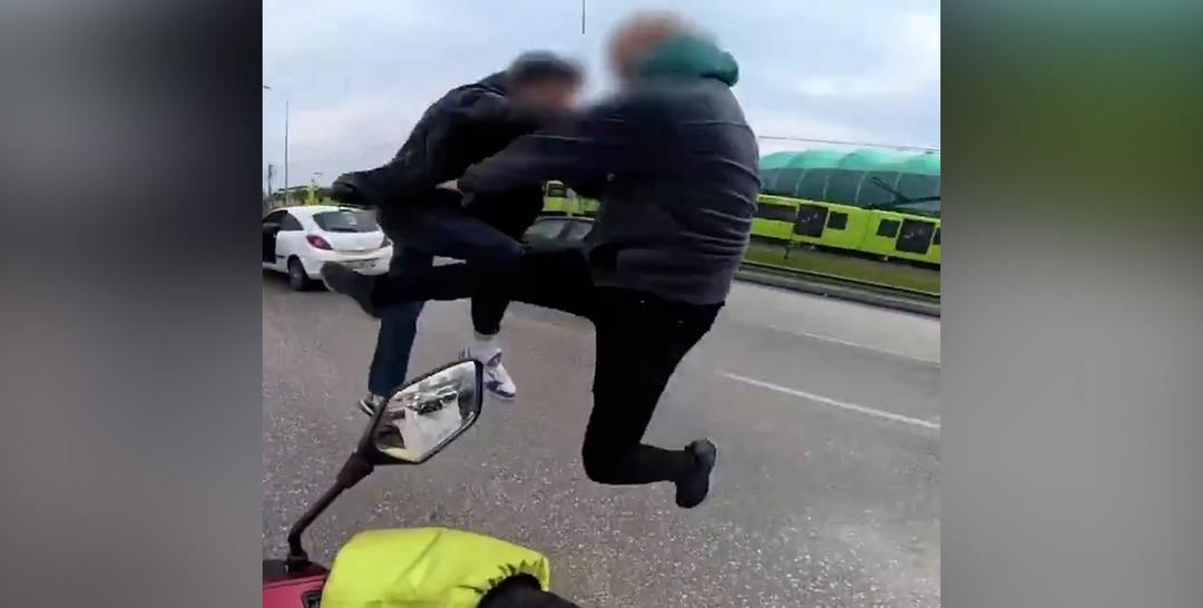 Trafikte kung fu filmlerini aratmayan kavga! O anlar kamerada 1