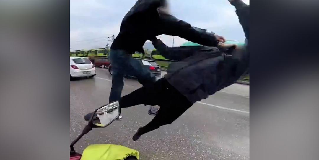 Trafikte kung fu filmlerini aratmayan kavga! O anlar kamerada 3