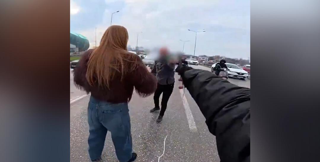 Trafikte kung fu filmlerini aratmayan kavga! O anlar kamerada 8