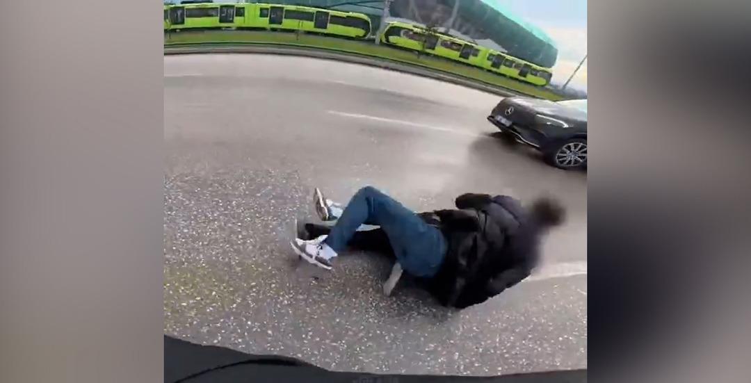 Trafikte kung fu filmlerini aratmayan kavga! O anlar kamerada 10