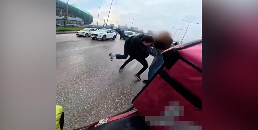 Trafikte kung fu filmlerini aratmayan kavga! O anlar kamerada 5