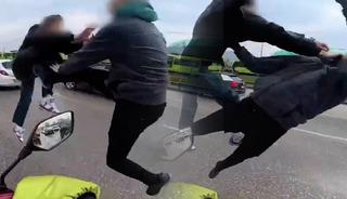 Trafikte kung fu filmlerini aratmayan kavga!