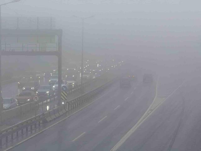 B&uuml;y&uuml;k&ccedil;ekmece&rsquo;de aniden bastıran sis nedeniyle g&ouml;r&uuml;ş mesafesi d&uuml;şt&uuml; 4