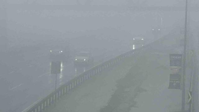 B&uuml;y&uuml;k&ccedil;ekmece&rsquo;de aniden bastıran sis nedeniyle g&ouml;r&uuml;ş mesafesi d&uuml;şt&uuml; 2