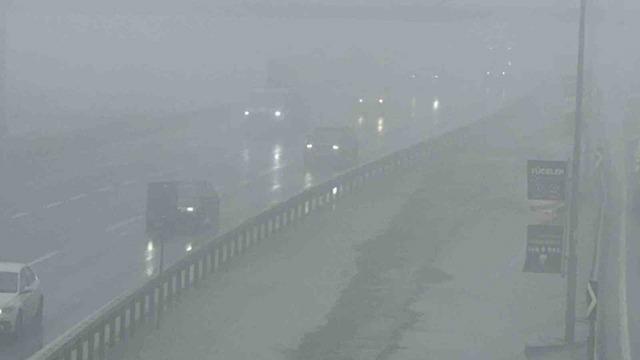 B&uuml;y&uuml;k&ccedil;ekmece&rsquo;de aniden bastıran sis nedeniyle g&ouml;r&uuml;ş mesafesi d&uuml;şt&uuml; 1