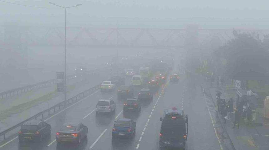 B&uuml;y&uuml;k&ccedil;ekmece&rsquo;de aniden bastıran sis nedeniyle g&ouml;r&uuml;ş mesafesi d&uuml;şt&uuml;