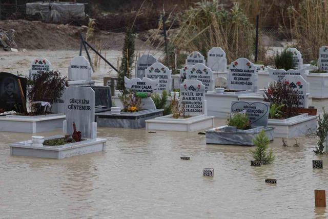 Adana’da kanal taştı, mezarlar sular altında kaldı 8
