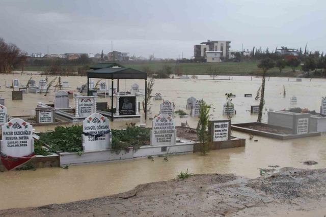Adana’da kanal taştı, mezarlar sular altında kaldı 7