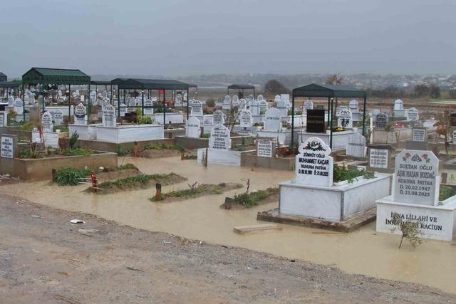 Adana’da kanal taştı, mezarlar sular altında kaldı 6