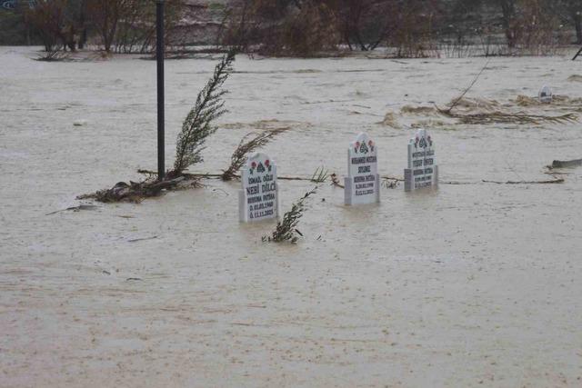 Adana’da kanal taştı, mezarlar sular altında kaldı 5