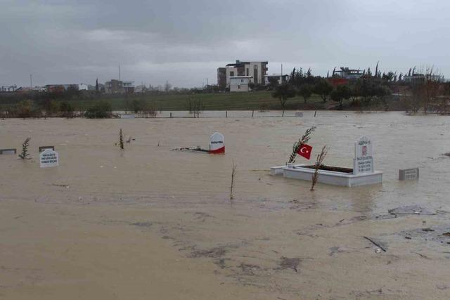 Adana’da kanal taştı, mezarlar sular altında kaldı 4