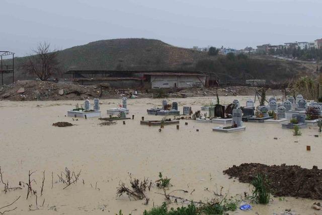Adana’da kanal taştı, mezarlar sular altında kaldı 3