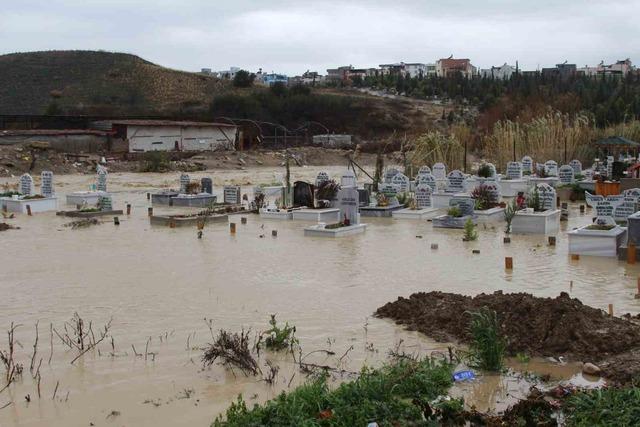 Adana’da kanal taştı, mezarlar sular altında kaldı 2