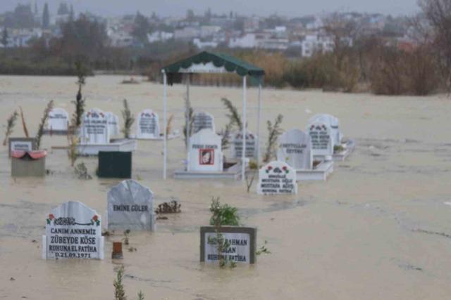 Adana’da kanal taştı, mezarlar sular altında kaldı 1