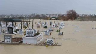 Adana’da kanal taştı, mezarlar sular altında kaldı