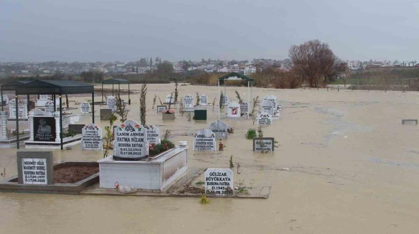 Adana&rsquo;da kanal taştı, mezarlar sular altında kaldı