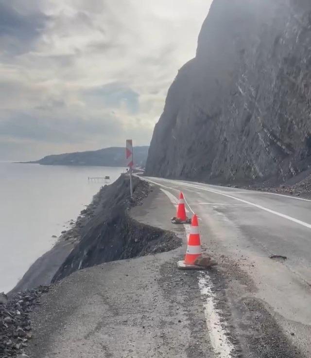 Tekirdağ&rsquo;da heyelan: Yol kapatıldı 4