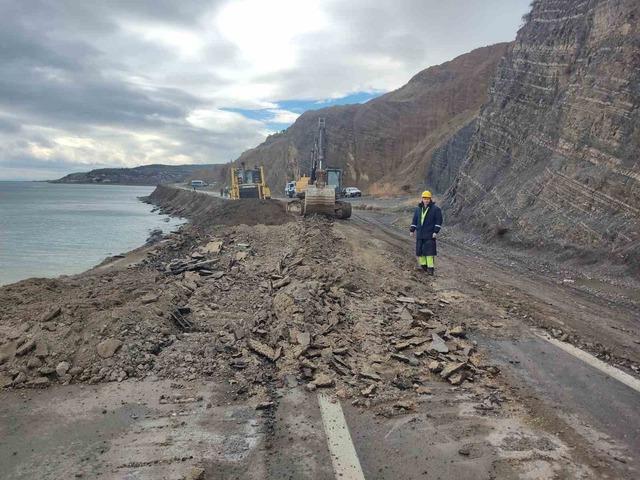 Tekirdağ&rsquo;da heyelan: Yol kapatıldı 2
