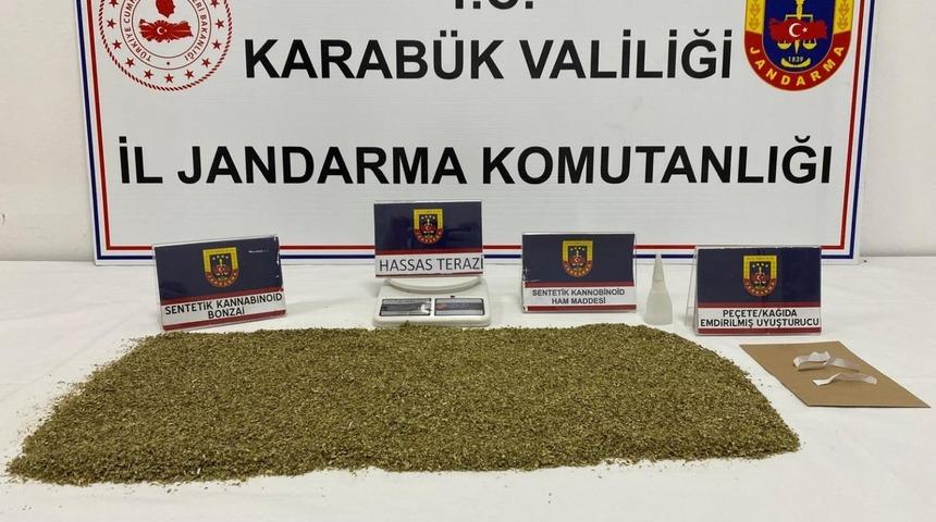 Karab&uuml;k&rsquo;te uyuşturucu operasyonu: 5 g&ouml;zaltı