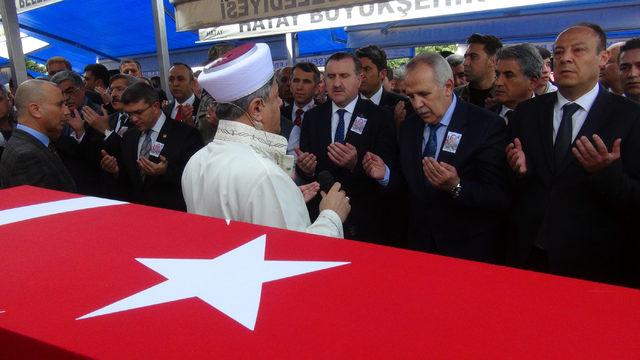 Hatay şehidini 10 bin kişiyle uğurladı