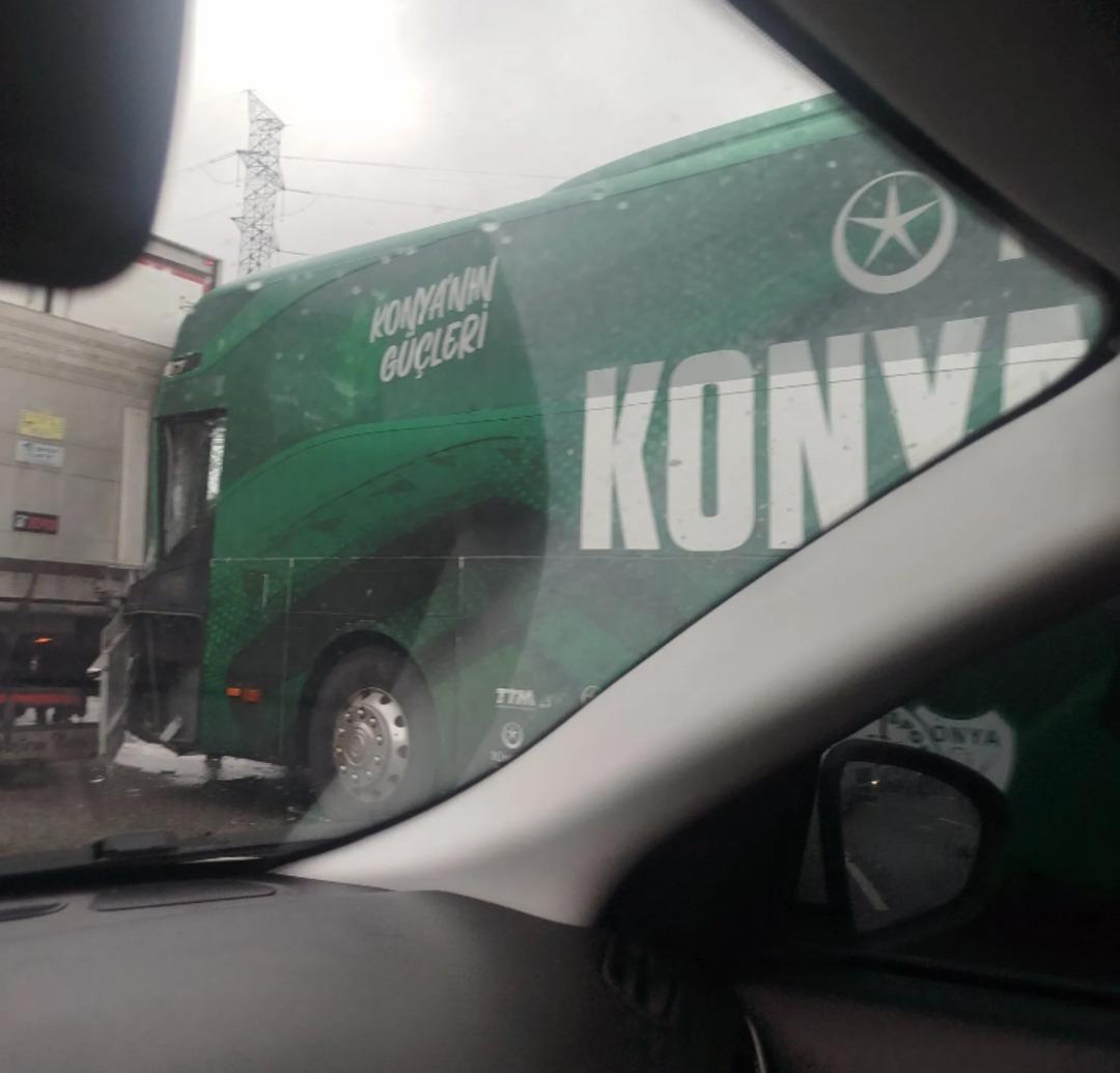 SON DAKİKA: Beşiktaş ile karşılaşacaklardı! Konyaspor U-19 takım otobüsü TEM de TIR ile çarpıştı 1