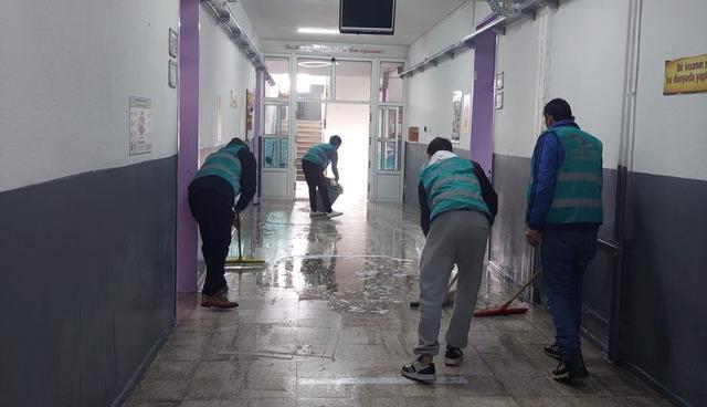 Beyşehir&rsquo;de y&uuml;k&uuml;ml&uuml;ler ara tatilde okulları temizledi 2