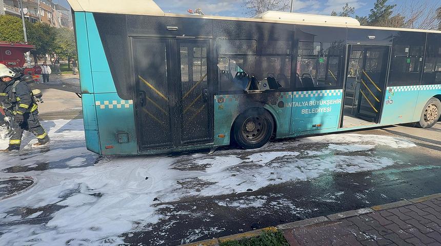 Halk otob&uuml;s&uuml;, motor b&ouml;l&uuml;m&uuml;nden alev aldı