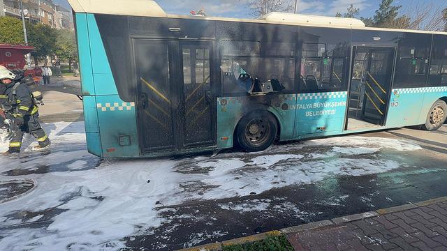 Halk otobüsü, motor bölümünden alev aldı