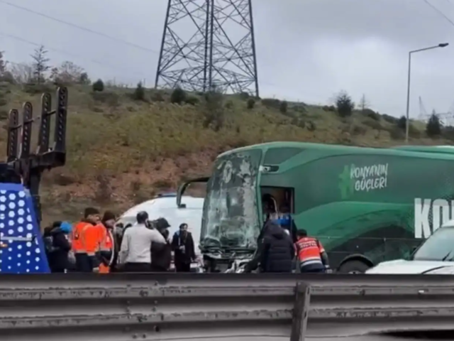 Konyaspor U-19 takım otob&uuml;s&uuml; TEM'de TIR ile &ccedil;arpıştı!