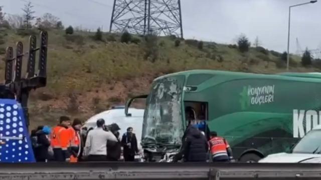 SON DAKİKA: Beşiktaş ile karşılaşacaklardı! Konyaspor U-19 takım otobüsü TEM'de TIR ile çarpıştı