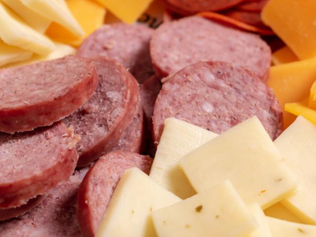 Bakanlık a&ccedil;ıkladı! Taklit-tağşiş gıdalar listesi a&ccedil;ıklandı: Peynir, sucuk ve d&ouml;nerde akılalmaz hileler