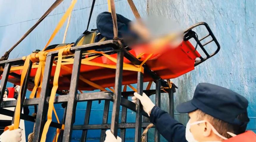 Gemide fenalaşan kişi, Sahil G&uuml;venlik ekipleri tarafından tahliye edildi