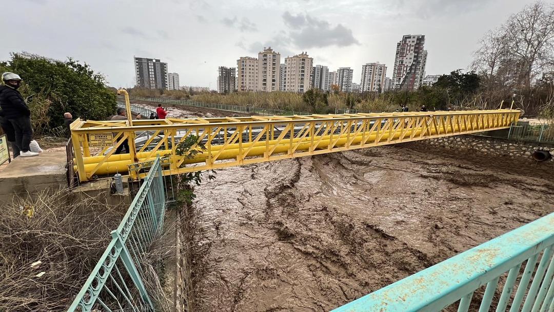 Sağanak yağış Mersin i vurdu! &Ccedil;ok sayıda ev ve iş yerini su bastı, yollar kapandı 1