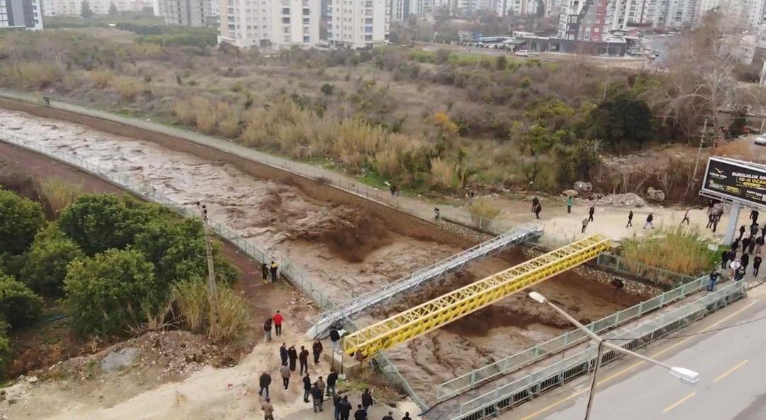 Sağanak yağış Mersin i vurdu! &Ccedil;ok sayıda ev ve iş yerini su bastı, yollar kapandı 2