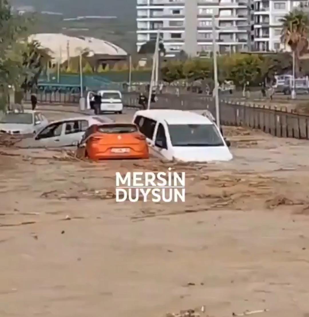 Sağanak yağış Mersin i vurdu! &Ccedil;ok sayıda ev ve iş yerini su bastı, yollar kapandı 4